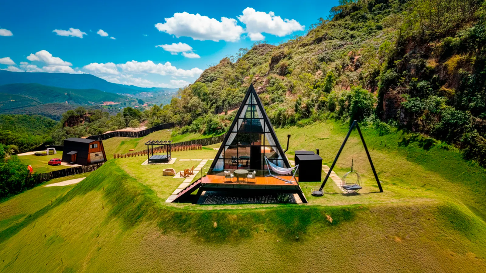 Chalé A-Frame cercado de verde nas montanhas de Ouro Preto