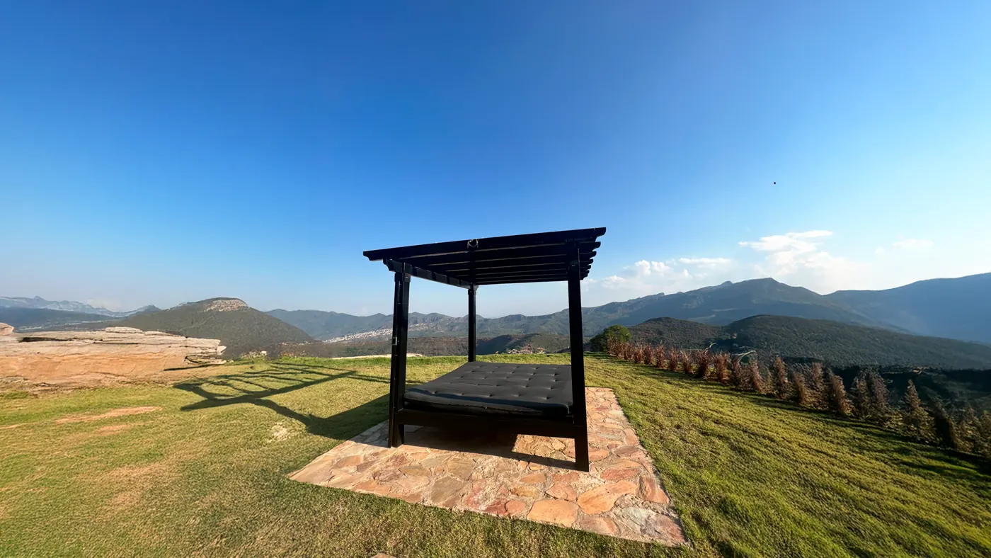 Daybed ao ar livre com vista para as montanhas de Ouro Preto