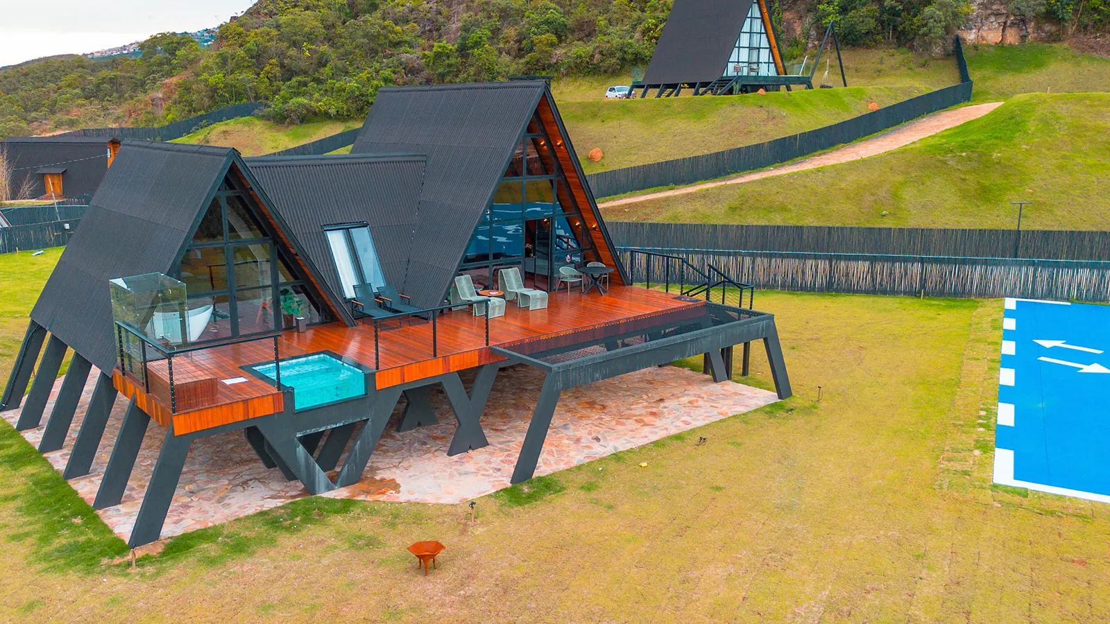 Vista aérea da Cabana Double A-Frame com piscina e heliponto