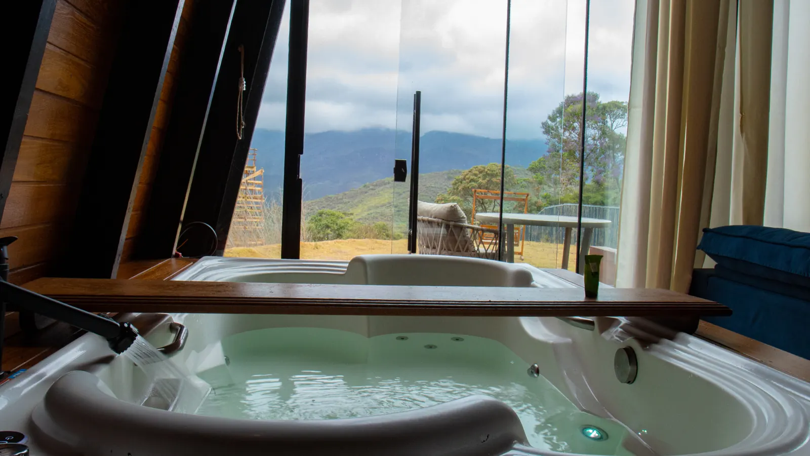 Hidromassagem com vista panorâmica para as montanhas