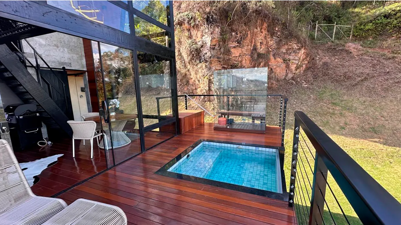 Deck com piscina climatizada do chalé Scandinavian