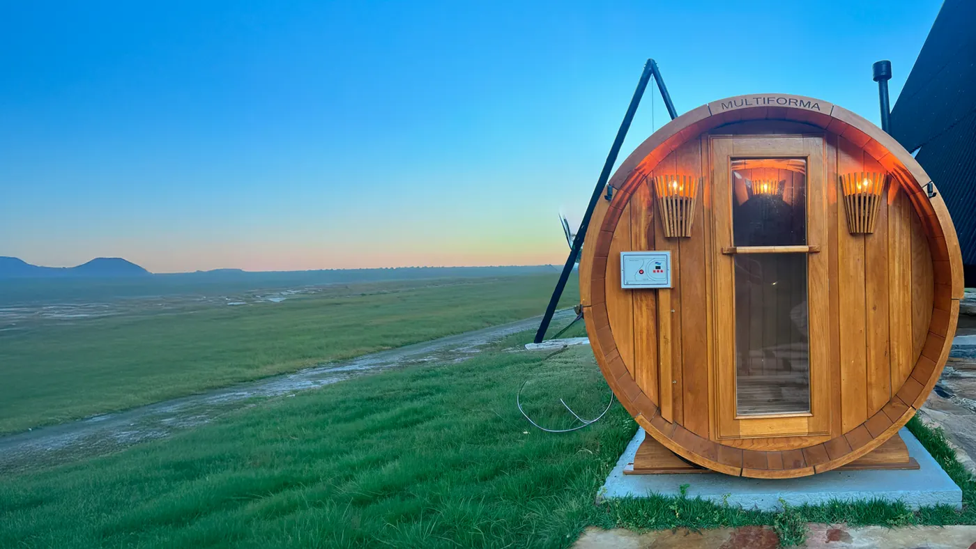 Sauna finlandesa em barril ao pôr do sol