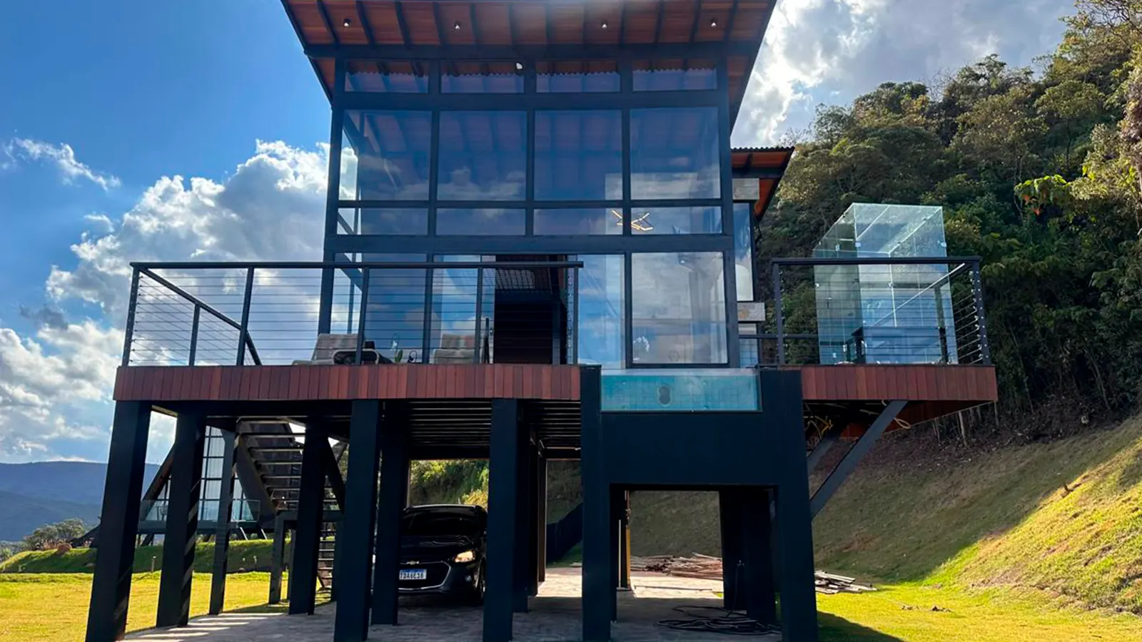 Chalé Scandinavian com fachada de vidro, deck e piscina suspensa